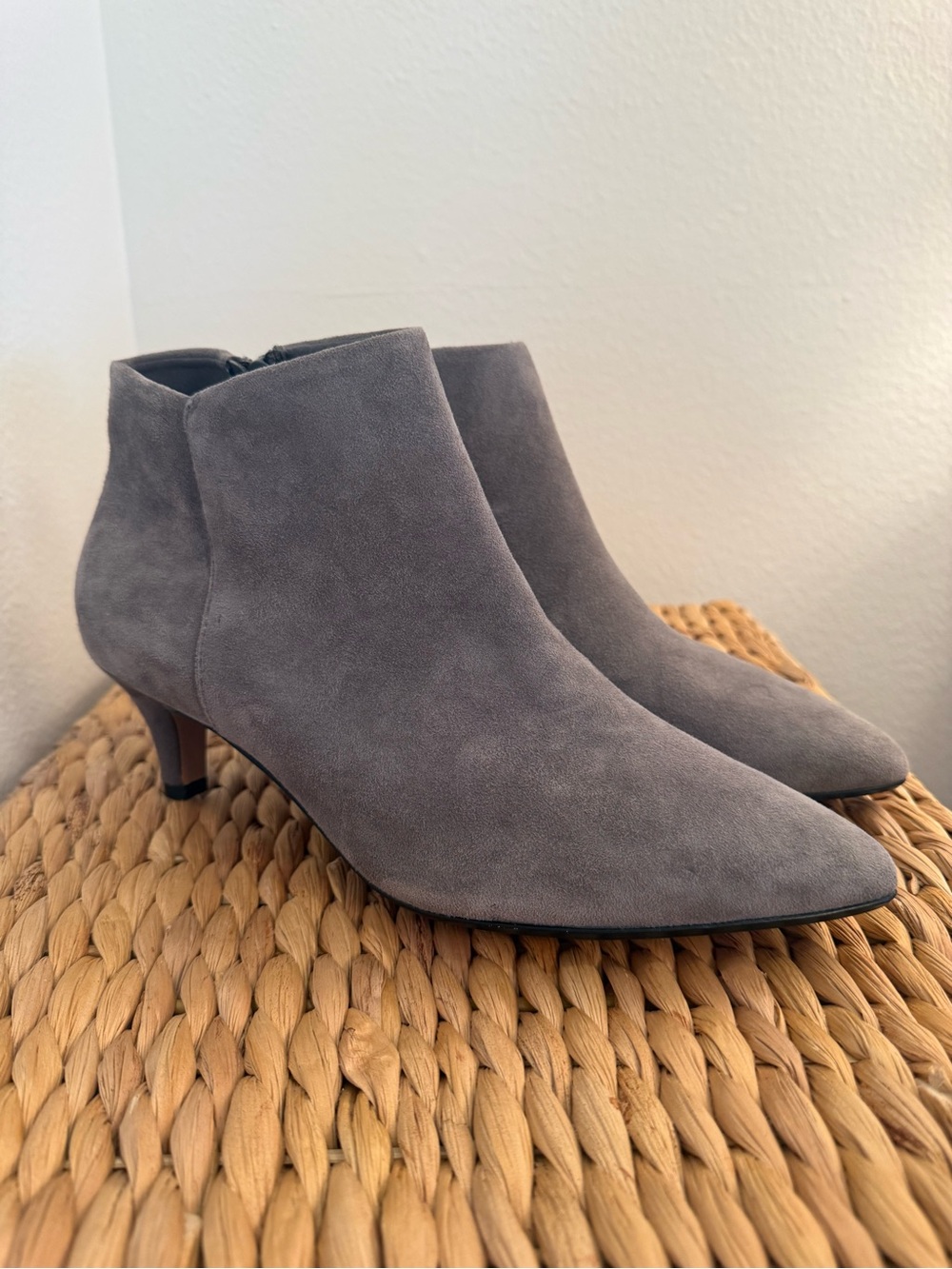 Clarks Women’s Linvale Wide Fit Kitten Heel Ankle Boots In Grey Suede size 9